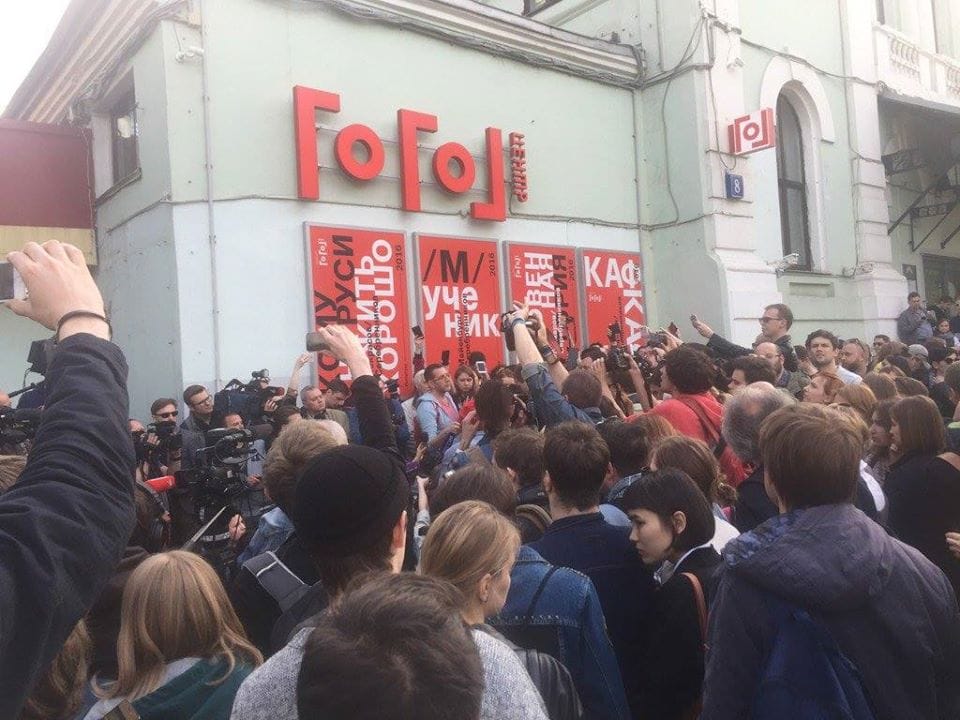 Rally outside the Gogol Center in Moscow following the detention of artistic director Kirill Serebrennikov (photo by the author for Hyperallergic)