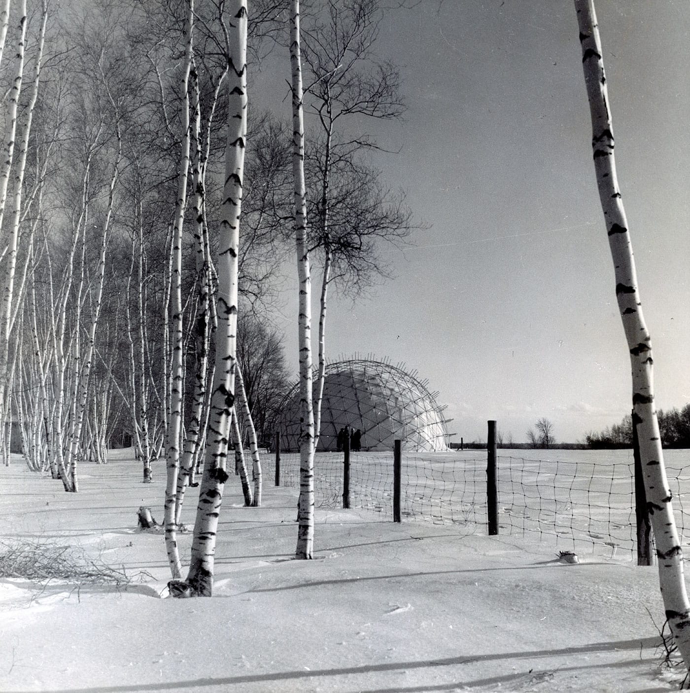 Geodesic dome Weatherbreak, assembled in Baie d’Urfé, QC (December 1950) (Jeffrey Lindsay/Fuller Research Foundation Canadian Division, photo by Jeffrey Lindsay, courtesy Canadian Architectural Archives, the University of Calgary)