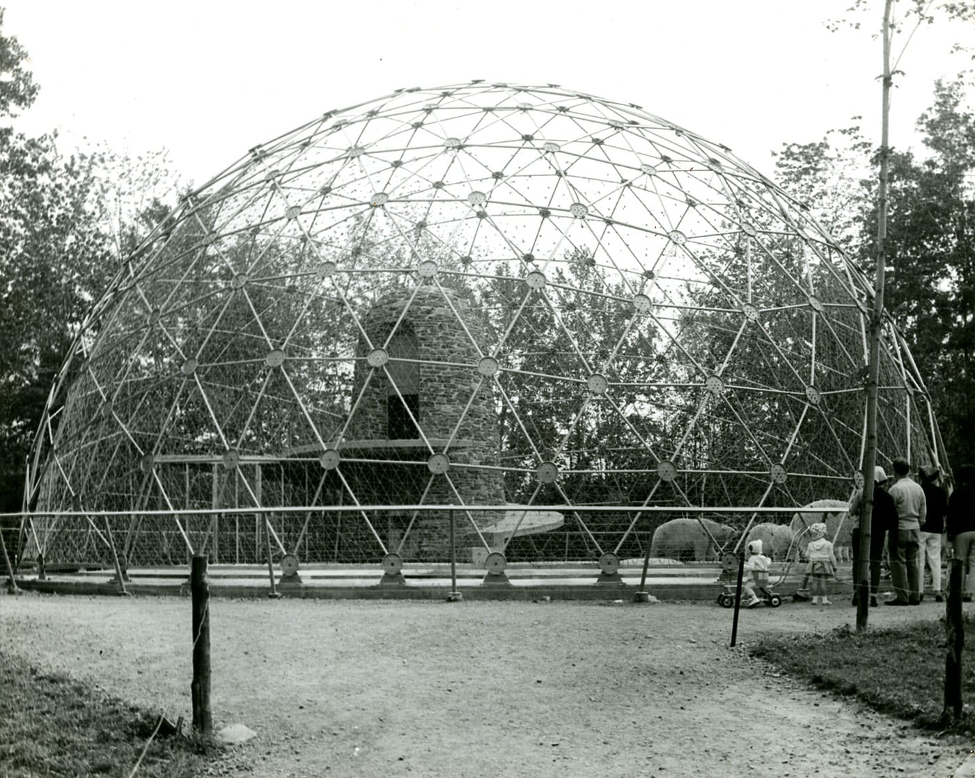 Polar bear enclosure, Granby Zoo (1963) (Paul-O. Trépanier and Victor Prus, photo by Jean-Paul Matton, Société d’Histoire de la Haute-Yamaska)