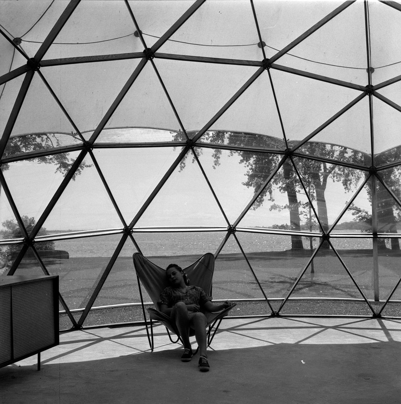 Interior of geodesic dome Skybreak, Lake St. Louis, Beaurepaire, QC (Summer 1951) (Jeffrey Lindsay/Fuller Research Foundation Canadian Division, photo by Jeffrey Lindsay, Canadian Architectural Archives, the University of Calgary)