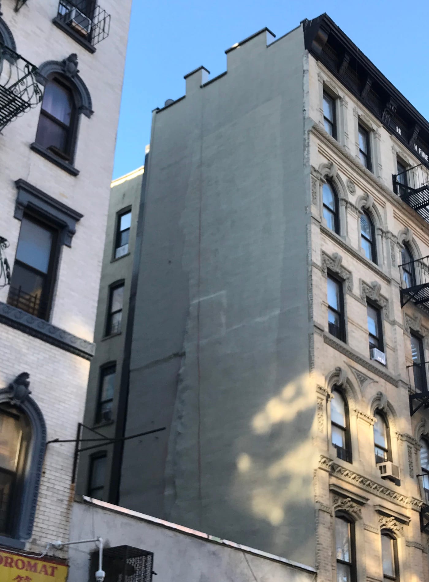 Carolina Falkholt's mural at 303 Broome Street after it had been painted over (photo by Benjamin Sutton/Hyperallergic)