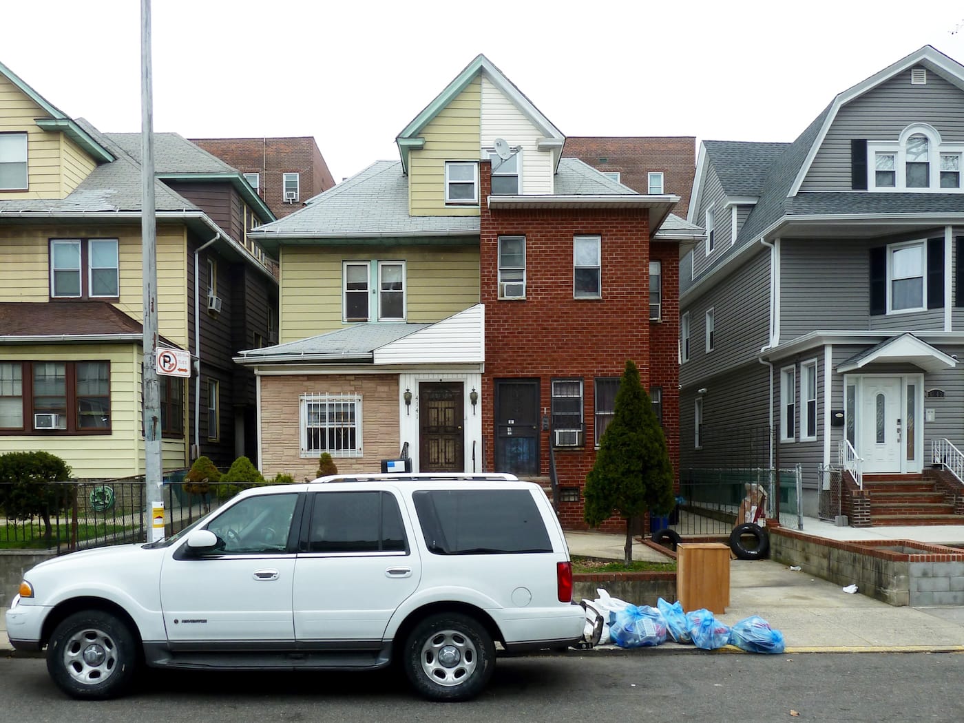 "'Three Musicians,' Semi-detached Residence, Elmhurst, NY" (2014), from <em>All the Queens Houses</em> (photo by Rafael Herrin-Ferri, courtesy the Architectural League of New York)