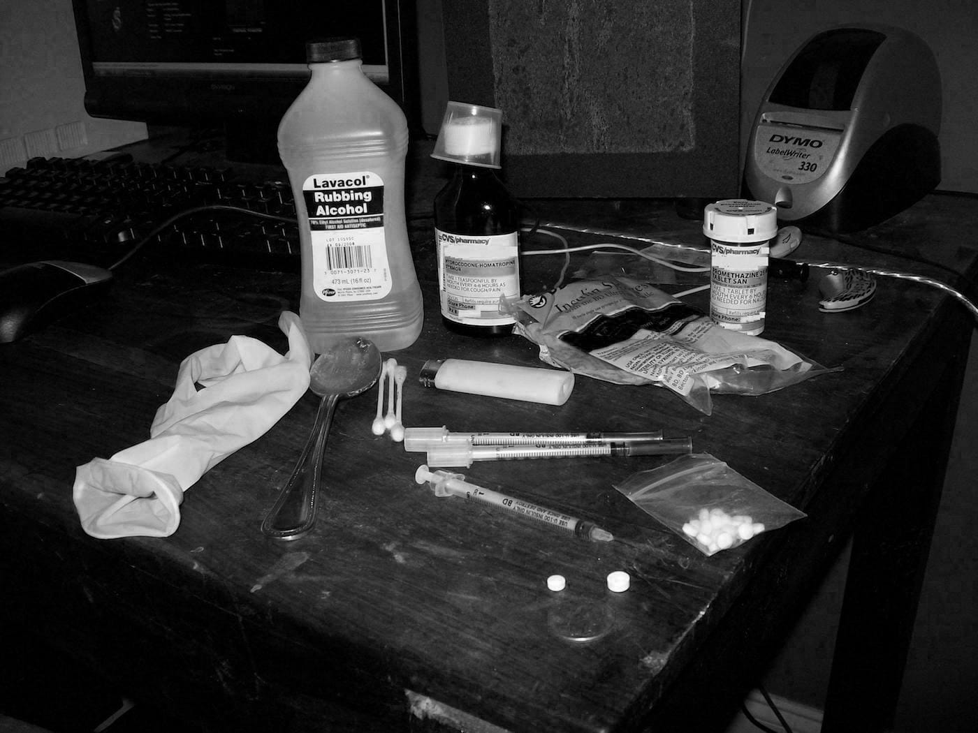 A kit for injecting drugs, including oxycodone pills (photo via Wikimedia Commons)