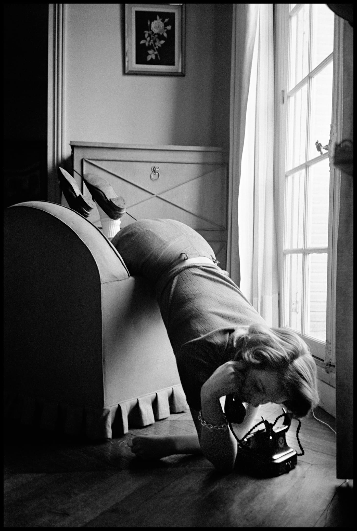 Gordon Parks, "Toni Riddleberger Talks About a Boyfriend, Paris, France" (1951), gelatin silver print, 20 x 16 in, edition 1 of 15, + 3 APs (Courtesy of and copyright The Gordon Parks Foundation)