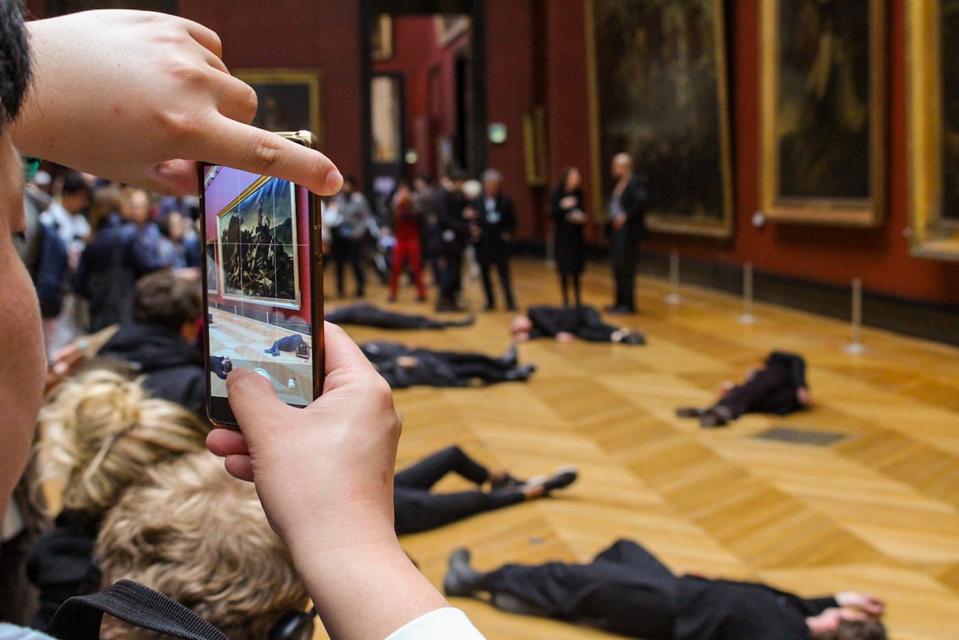 Libérons le Louvre's performance on Monday (photo by Libérons le Louvre)