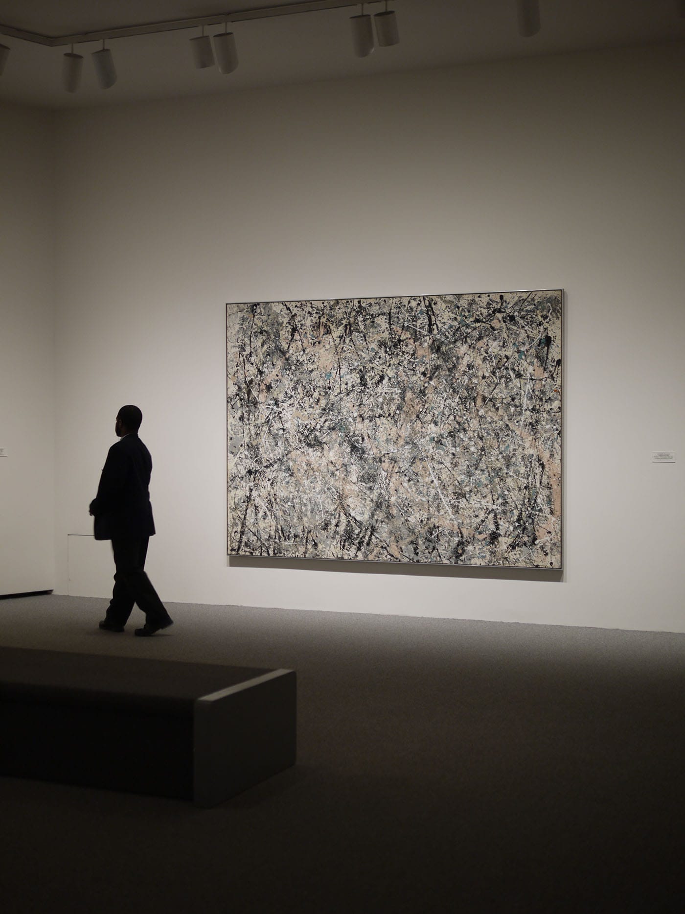 A guard and a Jackson Pollock painting at the National Gallery of Art in Washington, DC (photo by Detlef Schobert/Flickr)