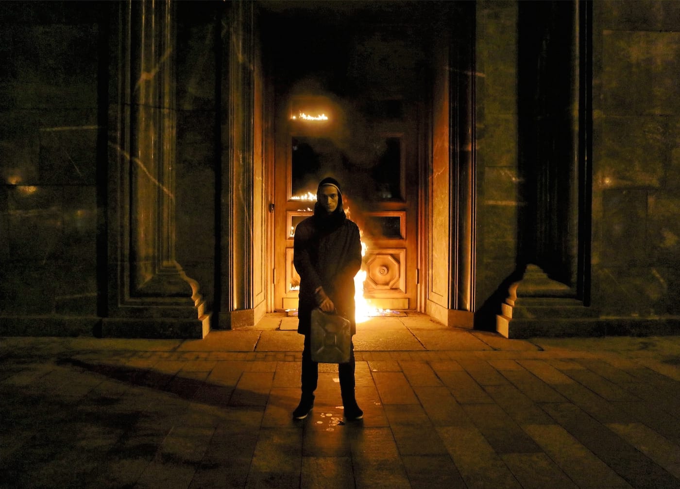 Petr Pavlensky in front of the FSB building in Moscow after setting its door on fire.