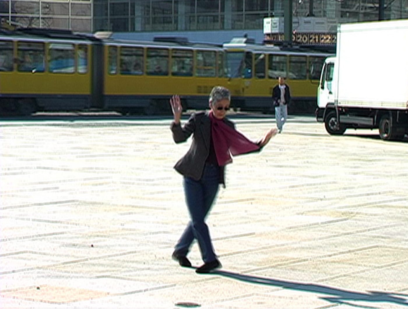 Adrian Piper, "Adrian Moves to Berlin" (2007), documentation of the street performance, video (color, sound), 01:02:42; video by Robert Del Principe, collection Adrian Piper Research Archive Foundation Berlin; detail: video still at 00:38:09 (© Adrian Piper Research Archive Foundation Berlin)