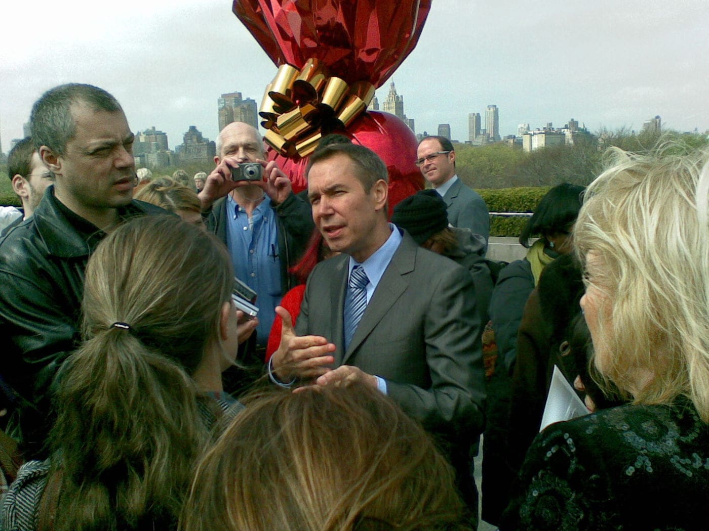 Jeff Koons conducting interviews on the Metropolitan Museum rooftop (photo by Art Comments, via Flickr)