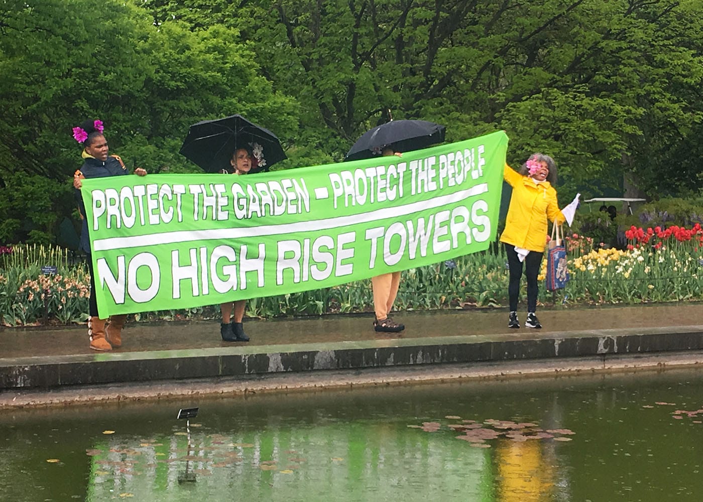 Protesters at the Brooklyn Botanic Garden (all photos by the author for Hyperallergic)