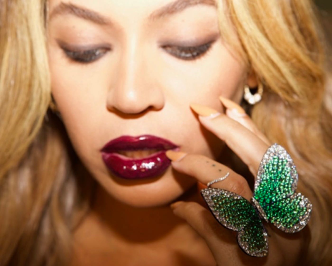 Beyoncé wearing the ‘Papillon’ ring designed by Glenn Spiro (photo by Jay-Z)