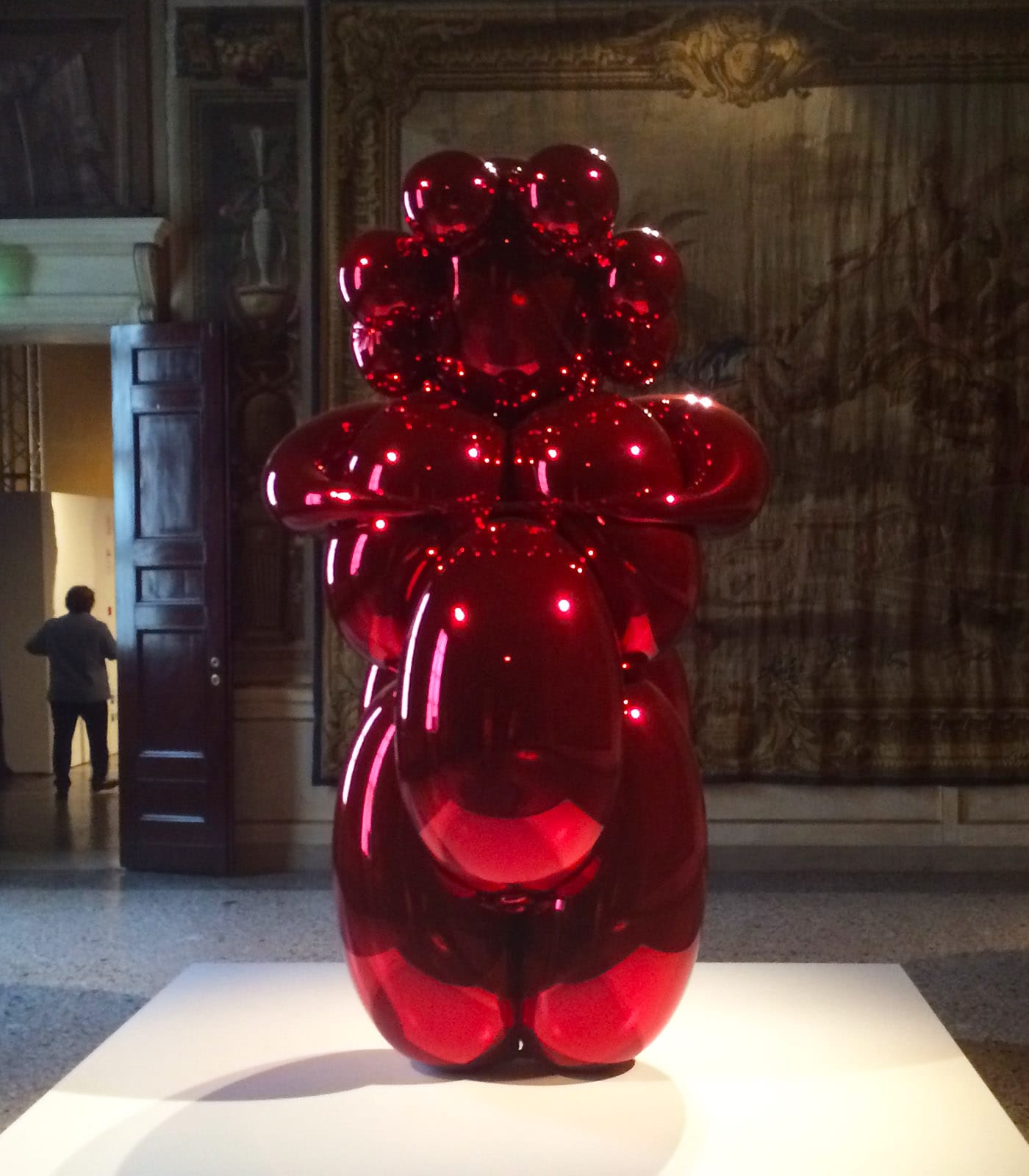 Jeff Koons, “Balloon Venus (Red)” (2008–12), in The Great Mother (2015) at Milan’s Palazzo Reale (photo by the author for Hyperallergic)