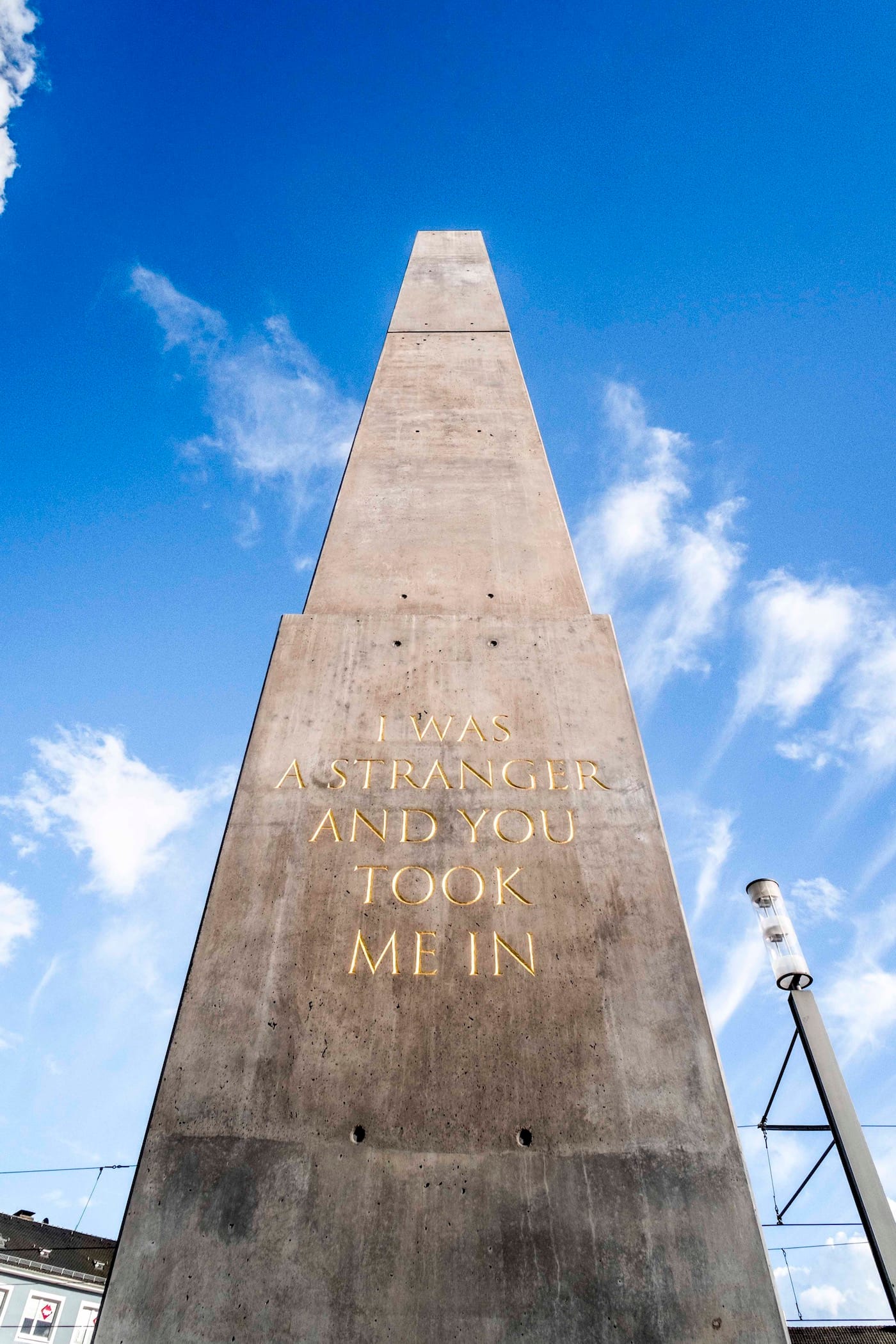 Olu Oguibe, "Das Fremdlinge und Flüchtlinge Monument" ("Monument for strangers and refugees," 2017), concrete, Königsplatz Kassel (photo by Mathias Voelzke; courtesy Olu Oguibe and KOW, Berlin)