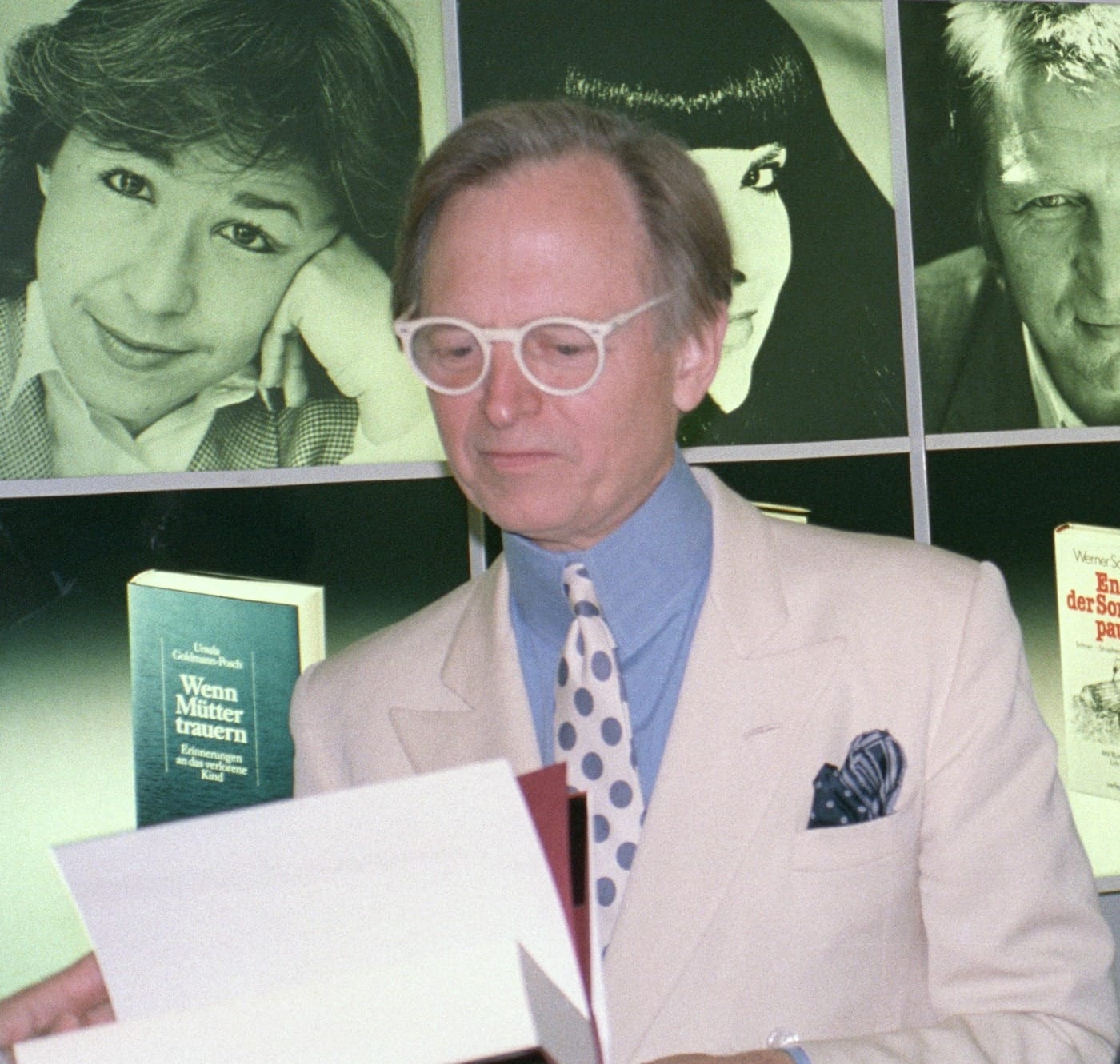 Tom Wolfe at a literary event in Frankfurt in 1988 (photo by MoSchle, via Wikimedia Commons)