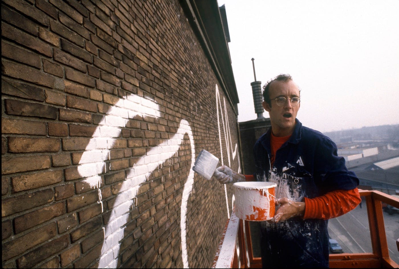 Keith Haring working on his Amsterdam mural in 1986 (photo by Patricia Steur, courtesy the Stedelijk Museum)