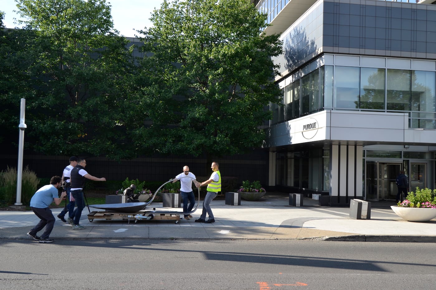 Artist Domenic Esposito and gallerist Fernando Luis Alvarez deliver the former's spoon sculpture to Purdue Pharma's headquarters. (photo by Brian F. O'Neill, 2018)