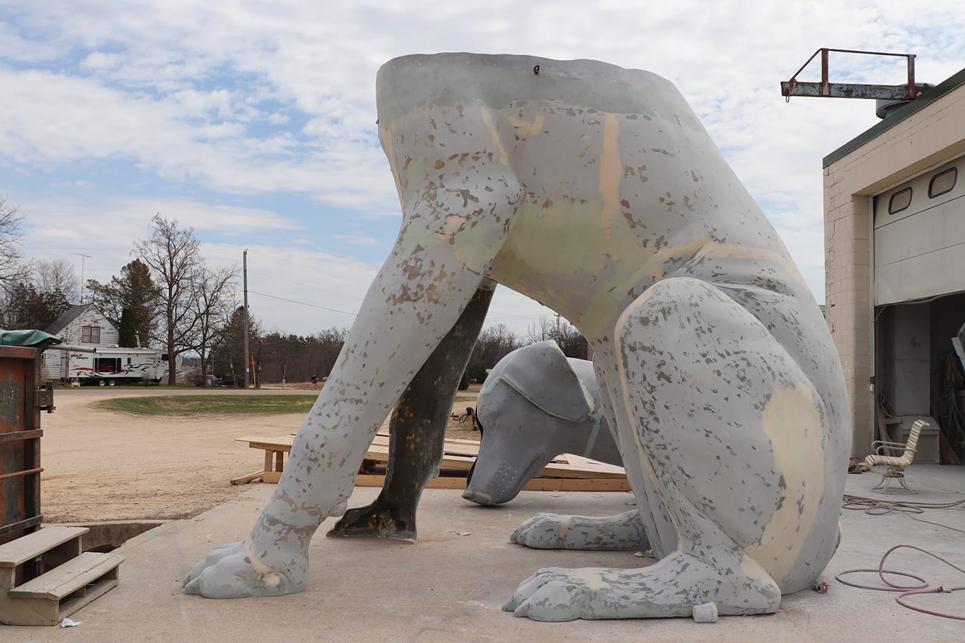 "Spot" getting sanded (photo by the author for Hyperallergic)