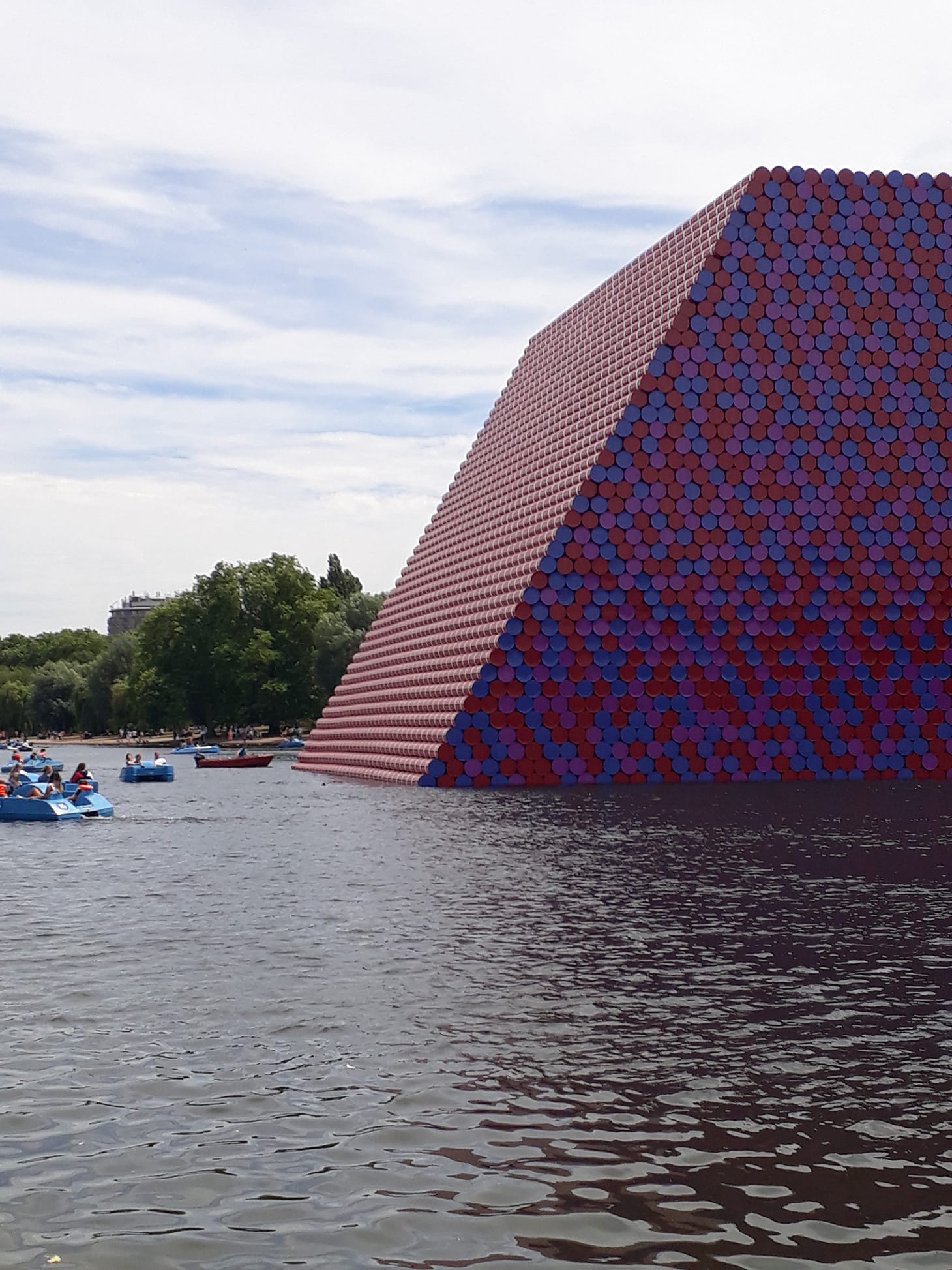 "The London Mastaba" (2018) (photo by the author for Hyperallergic)
