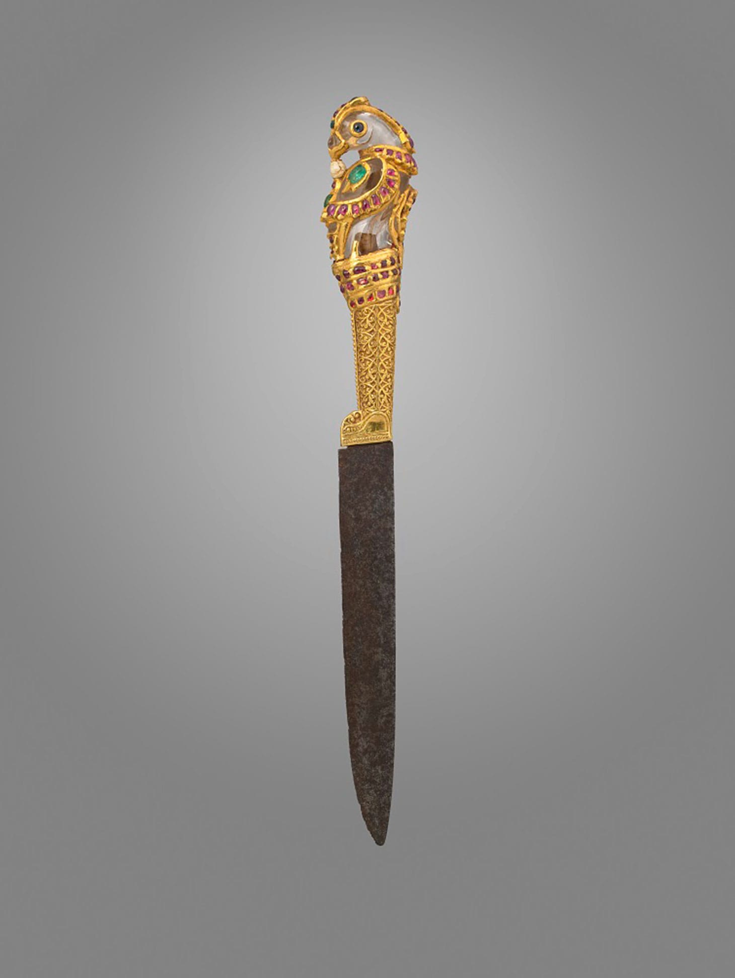 Ceremonial dagger with parrot-shaped hilt, India, Goa (c. 1600), crystal, steel, gold, rubies, emeralds, and pearls (© Department of Culture and Tourism – Abu Dhabi, photo by Thierry Ollivier)