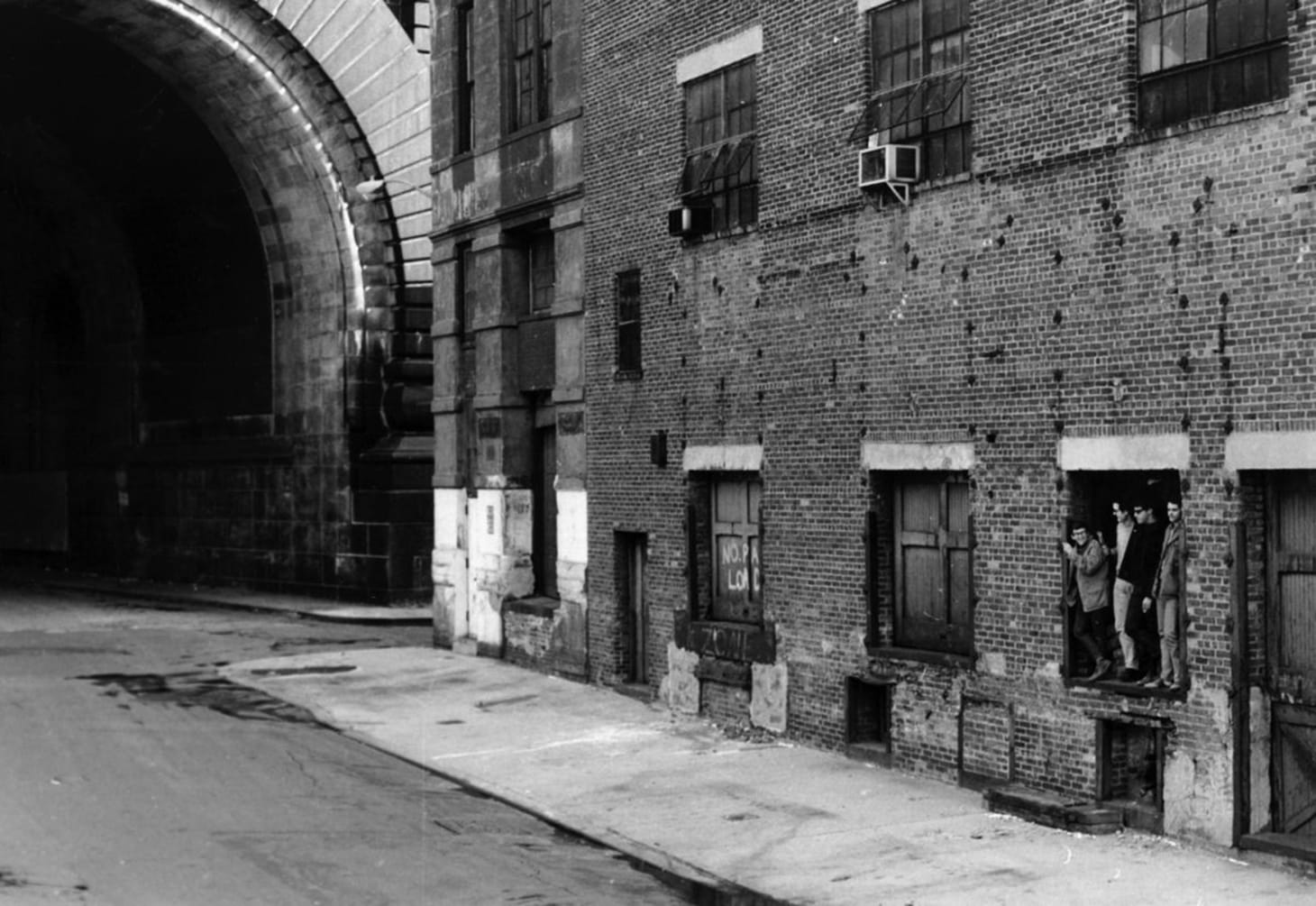 Ron Clark and three students in the doorway of the first ISP space on Cherry Street, New York, 1968 (© The Independent Study Program, Whitney Museum of American Art)