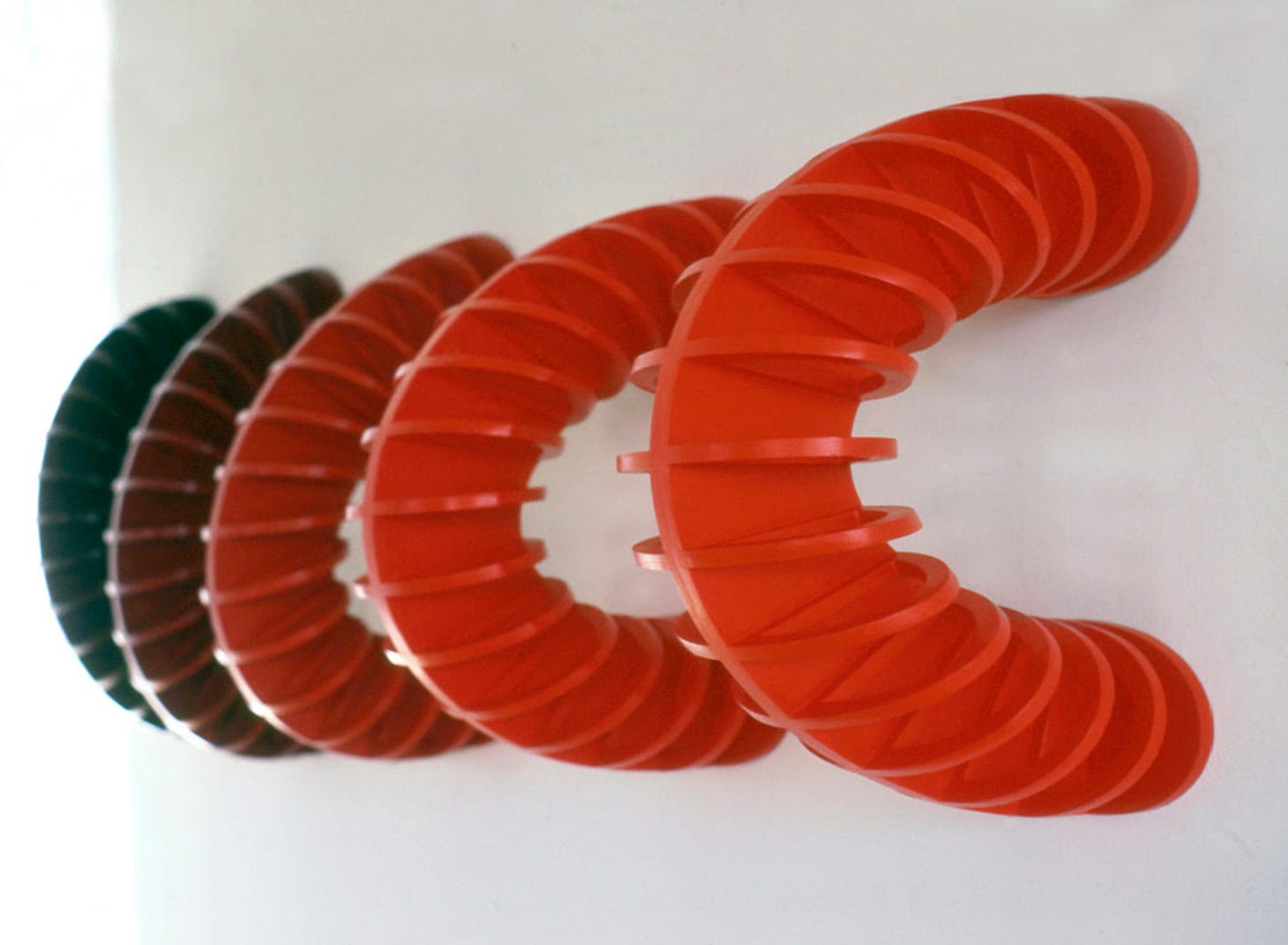 Mary Ann Unger, "Red Vertebrae Series" (1980), birch plywood with paint (image courtesy the Mary Ann Unger Estate)