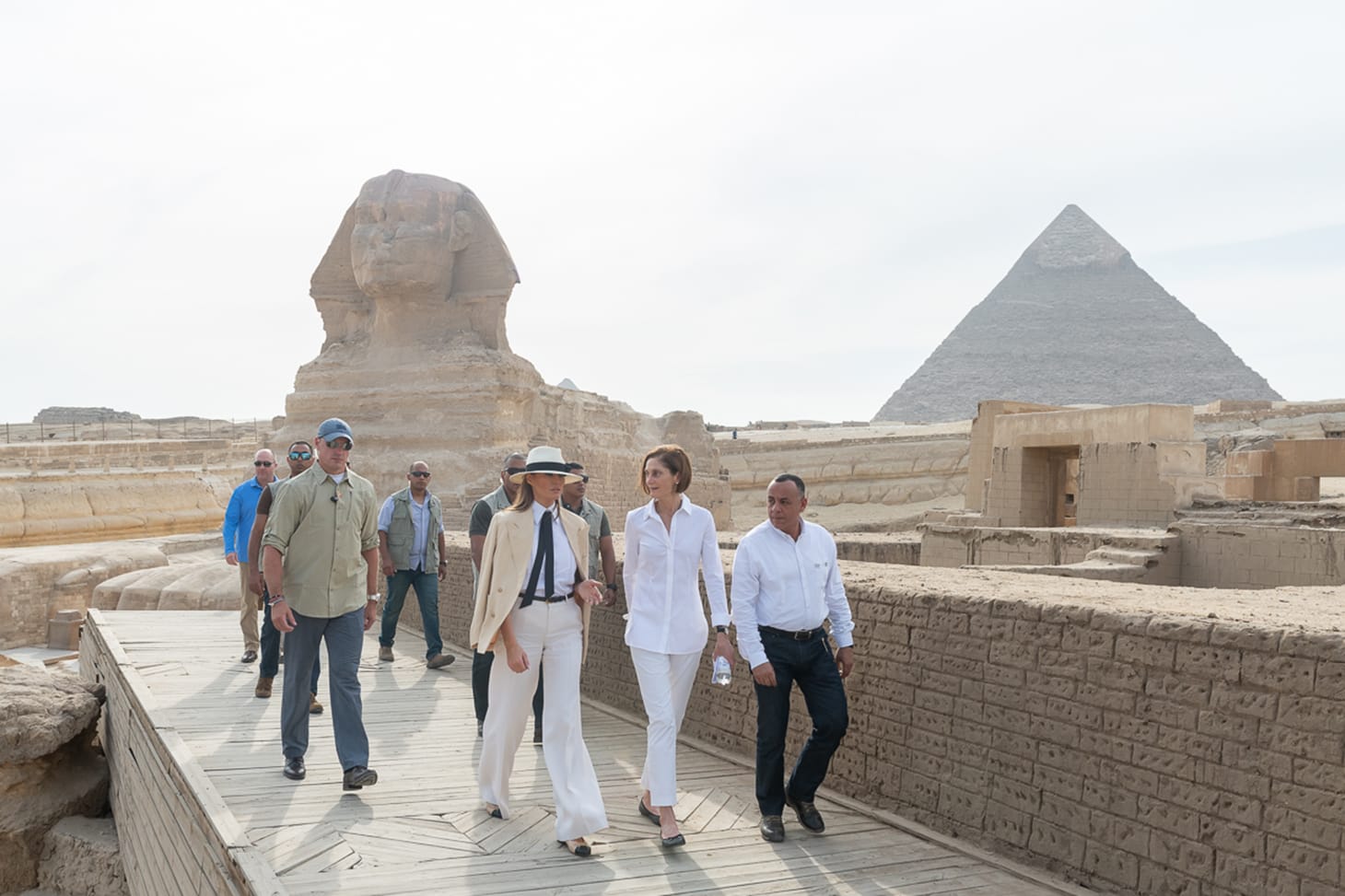 Melania Trump in front of the pyramids and the Great Sphinx