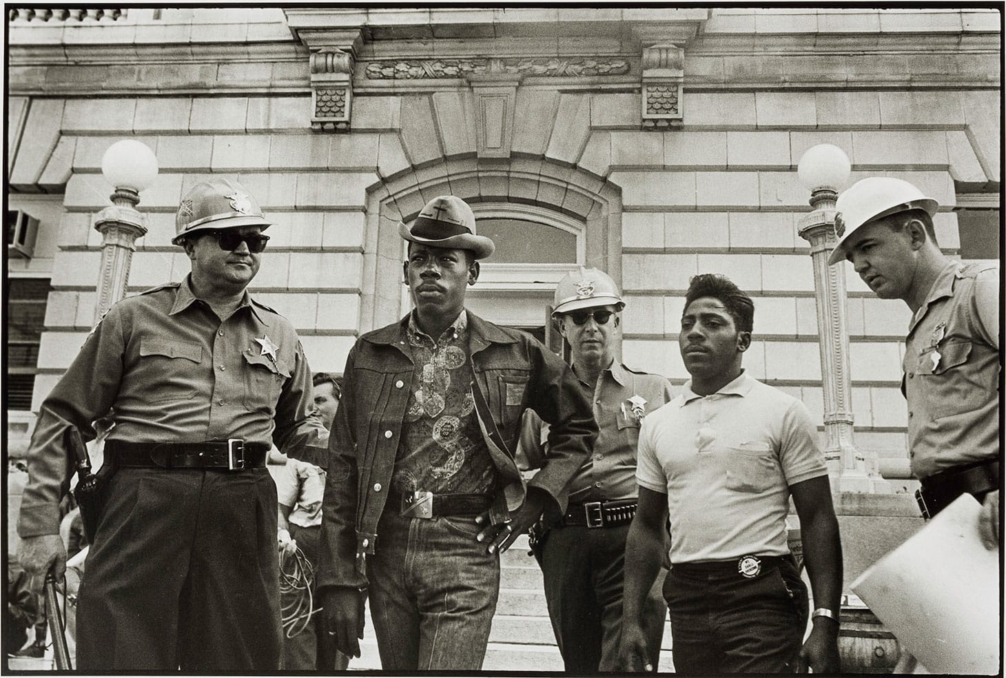 Danny Lyon, "Sheriff Jim Clark arrests two SNCC voter registration workers on the steps of the federal building, Selma, Alabama" (1963), printed later, gelatin silver print, 11 x 14 inches, San Antonio Museum of Art, gift of Ernest Pomerantz and Marie Brenner (©Danny Lyon/Magnum Photos)