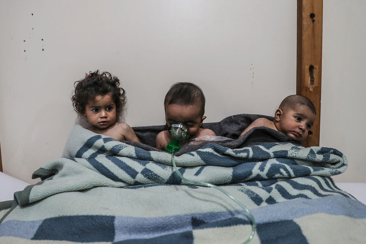 Mohammed Badra, "Syria, No Exit" (2018): Children receive treatment after the suspected chlorine attack on the village of al-Shifunieh, February 25, 2018 (© Mohammed Badra, European Pressphoto Agency)