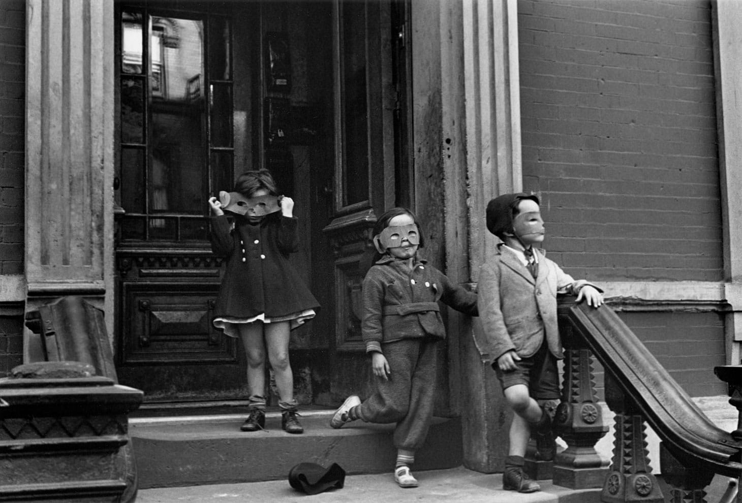 Helen Levitt, "New York" (1940), gelatin silver print (© Helen Levitt, image courtesy Thomas Zander Gallery, The Capital Group Foundation Photography, Collection at Stanford University)