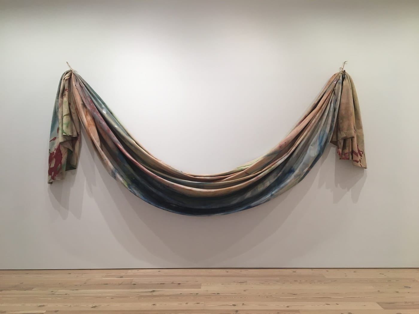 Sam Gilliam, "Bow Form Construction" (1968), acrylic and enamel on draped canvas, 119 7/16 × 332 5/16 inches (photo by the author for Hyperallergic)