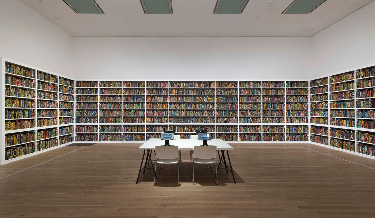Yinka Shonibare, "The British Library" (2014), Tate Modern 2019 (© Yinka Shonibare, photo by Oliver Cowling, Tate)