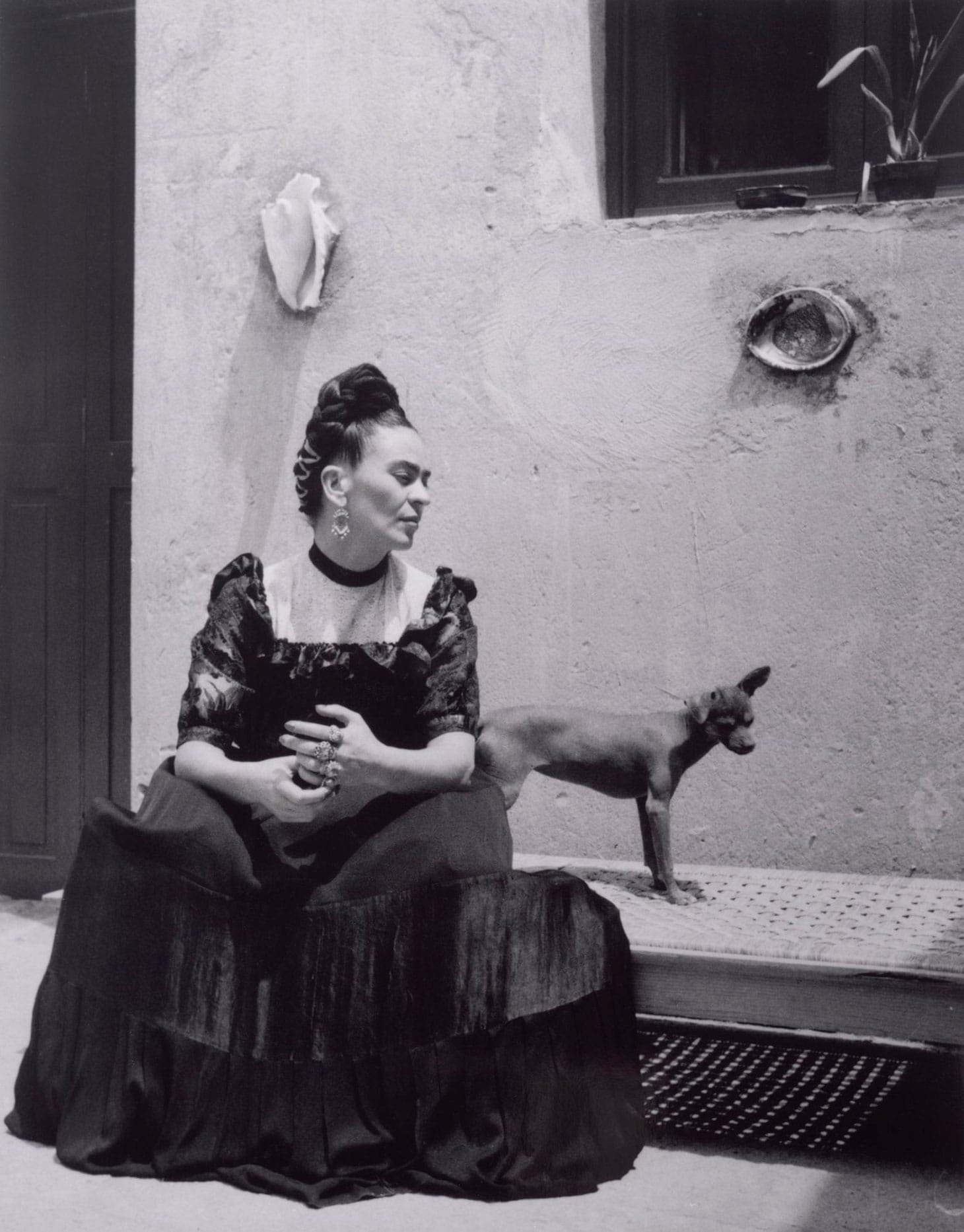 Lola Alvarez-Bravo, "Frida Kahlo (with dog)" (c. 1944), gelatin silver print, 10 x 8 inches (Center for Creative Photography, University of Arizona: Lola Alvarez Bravo Archive, © 2019 Center for Creative Photography, The University of Arizona Foundation / Artists Rights Society (ARS), New York)