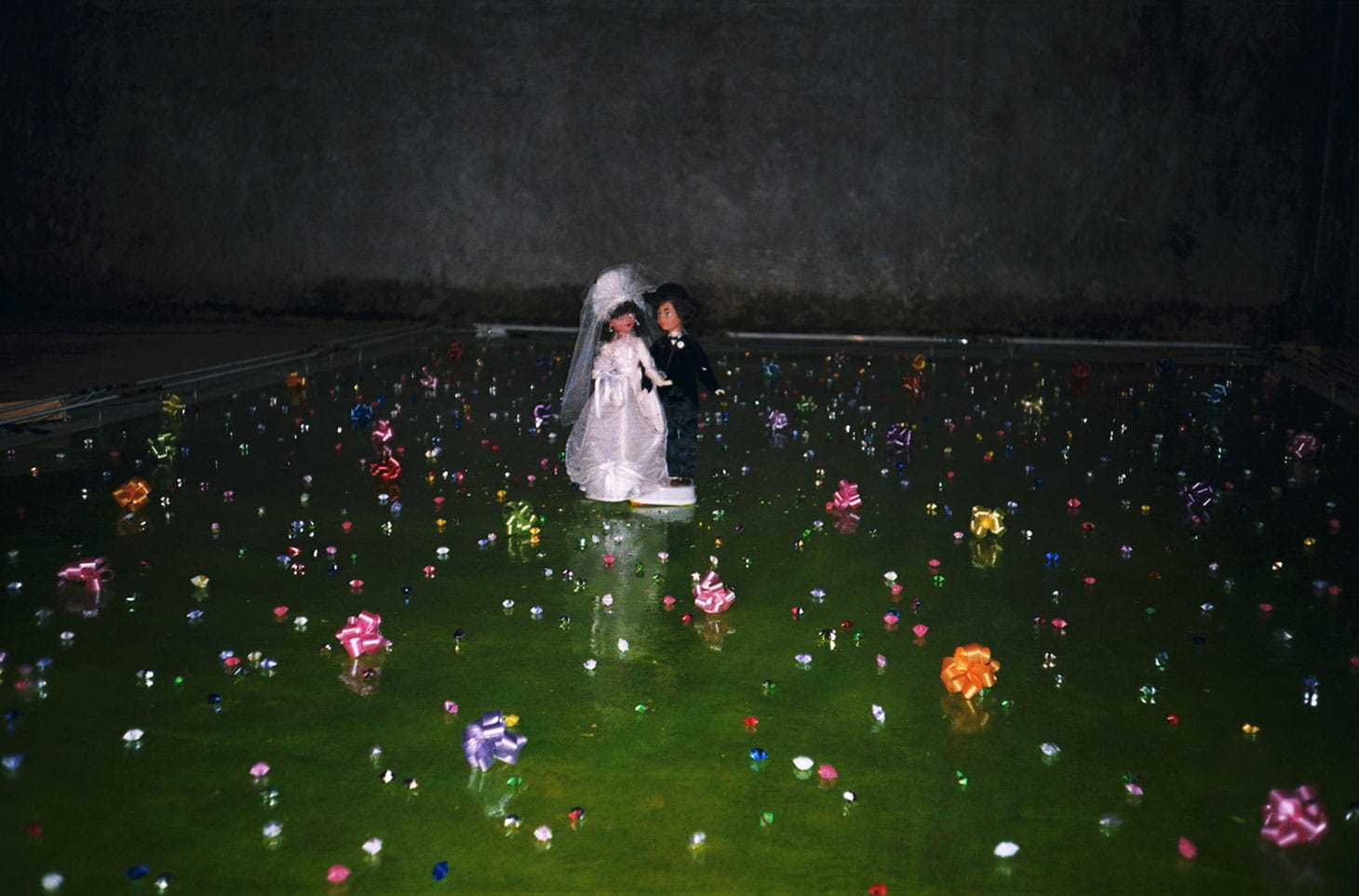 Zheng Guogu, "Honeymoon No. 2" (1996), C-print, 23 5/8 x 39 3/8 inches (image courtesy Eli Klein Gallery)