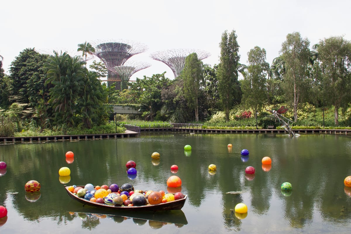 What Do Dale Chihuly’s Sculptures Tell Us in Postcolonial Singapore?
