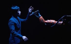 Huang Yi and KUKA the robot in 'Huang Yi & KUKA' at 3LD Art & Technology Center (photo by Summer Yen)