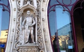 In Quest for Selfie, Tourist Scales and Smashes 126-Year-Old Statue