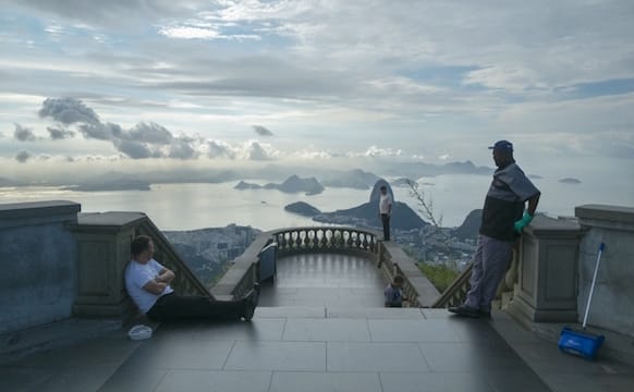 A Photographer Turns His Back on the World’s Most-Visited Attractions