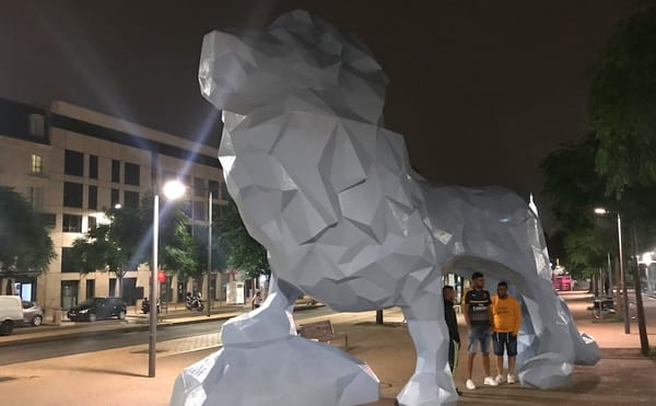 Xavier Veilhan, "Le Lion" (2005) (photo by Benjamin Sutton/Hyperallergic)