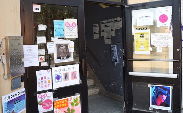 The entrance to 1717 Troutman Street during a previous edition of Bushwick Open Studios (photo by the author for Hyperallergi