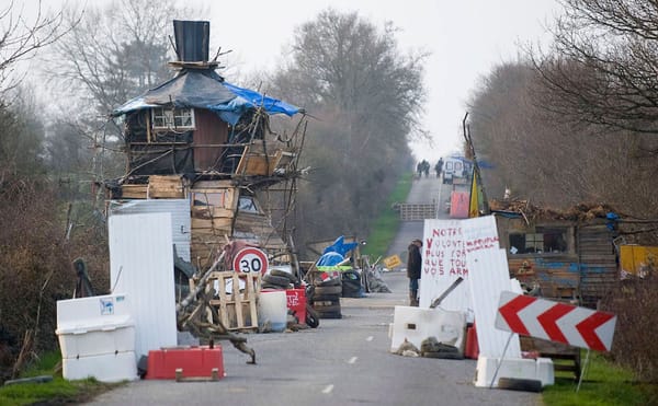 The occupied D281 road, also known as "La route des chicane" (courtesty Crimeth Inc)