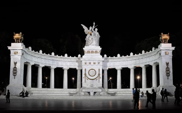 Hemiciclo a Juárez in Mexico City, where "Quiero un Presidente" will be read on June 30. (photo by Jarekt, via Wikimedia Comm