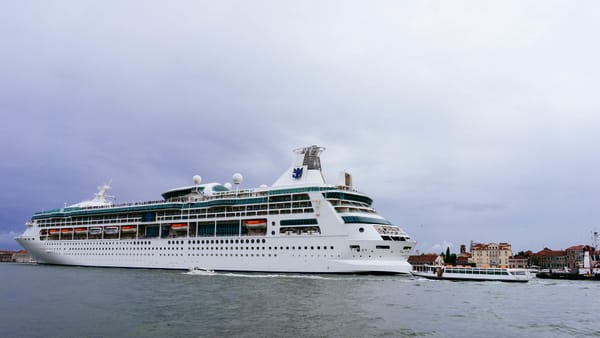 Banksy Sets Up an Unauthorized Art Stall in Venice