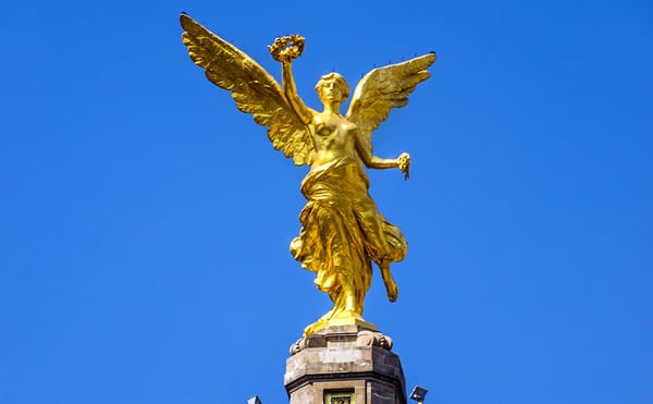 In Anti-Rape Demonstration, "Glitter" Protesters Vandalize Historic Mexican Monument