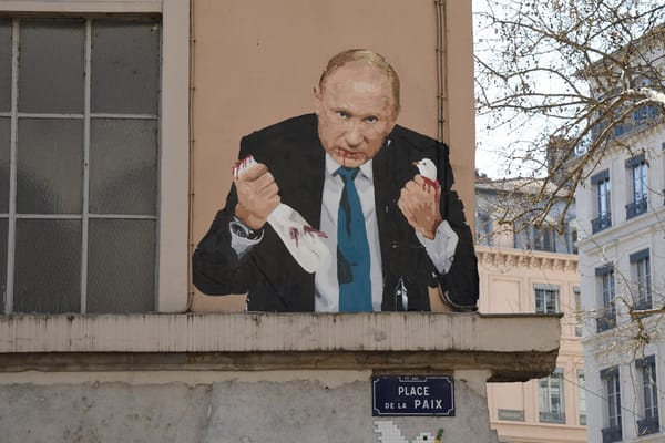 Street Murals Worldwide Show Love for Ukraine and Ire at Putin