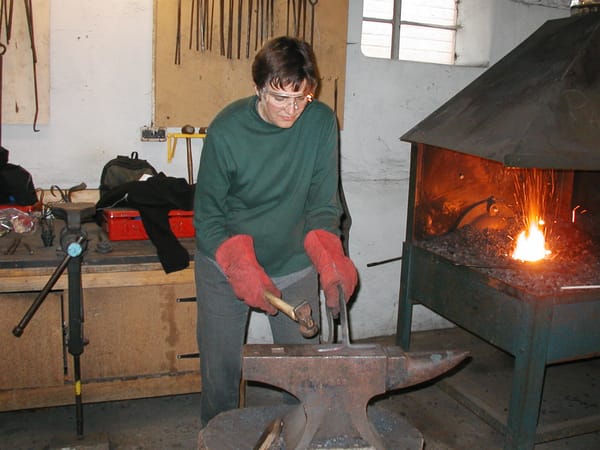 How Did Early Modern European Craftspeople Pass On Their Knowledge?