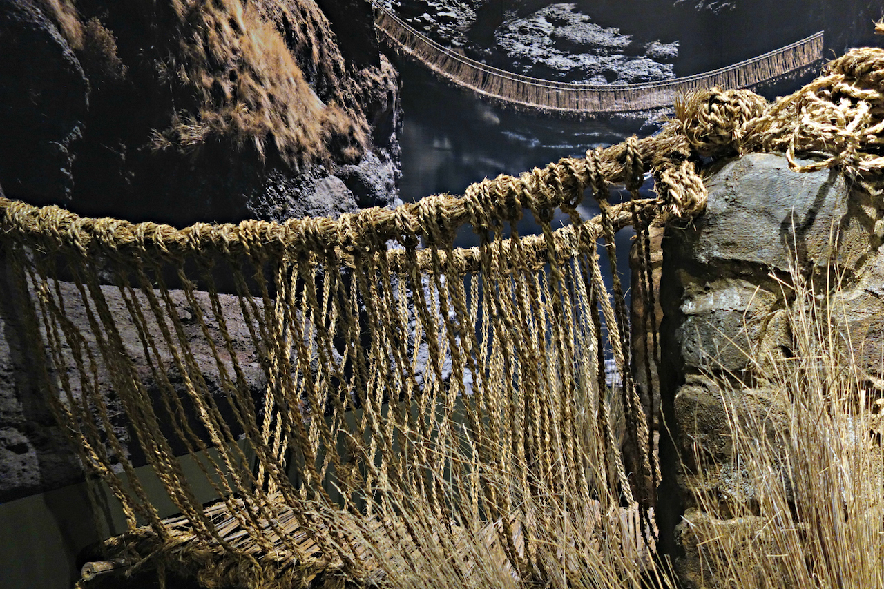 De Inca touw brug in 'De Grote Inka Weg: Engineering een Rijk' in het National Museum of the American Indian in Washington, DC