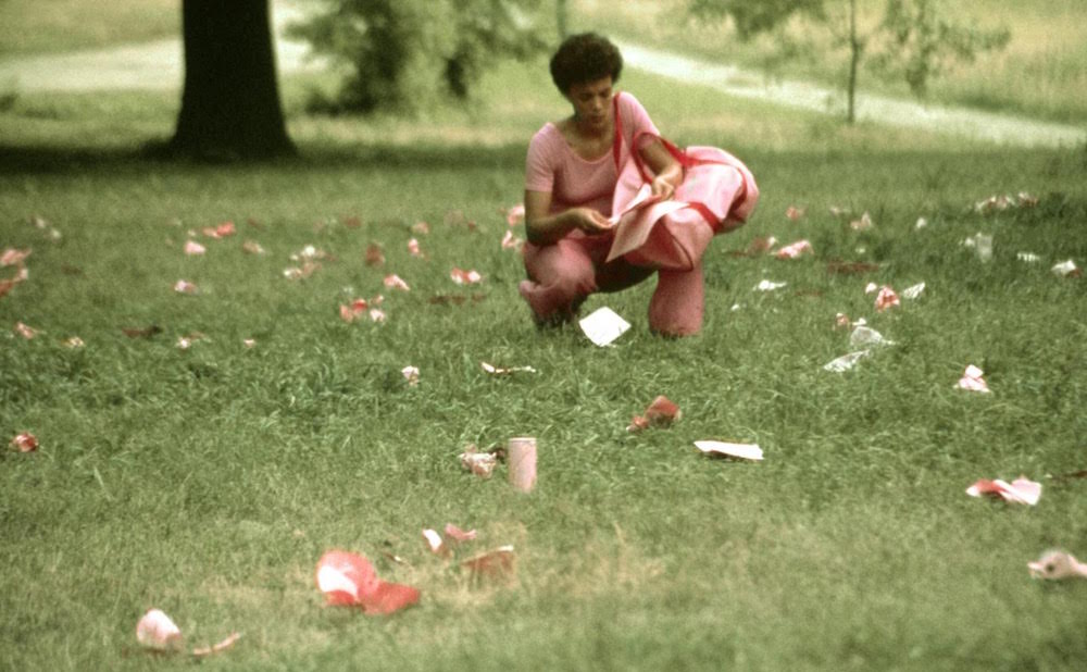 Maren Hassinger Restages Her 1982 “Pink Trash” Performance in Prospect Park - Hyperallergic