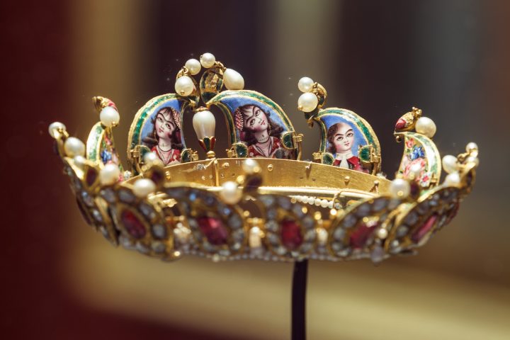 A 19th-century decorated crown on view in <em>The Rose Empire: Masterpieces of 19th Century Persian Art</em> at the Louvre-Lens (photo by Laurent Lamacz, courtesy Louvre-Lens)