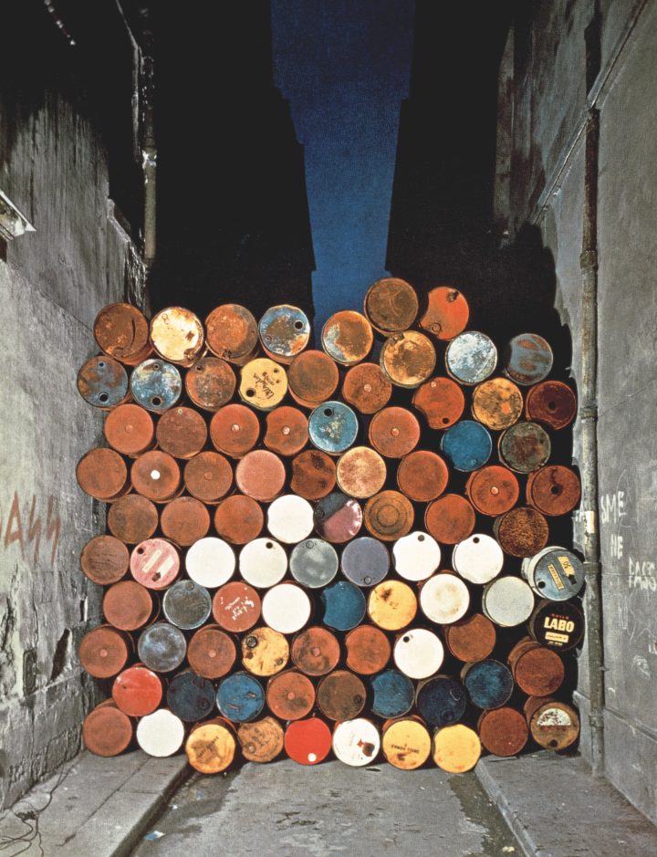 Christo Mur provisoire de tonneaux metalliques rue Visconti